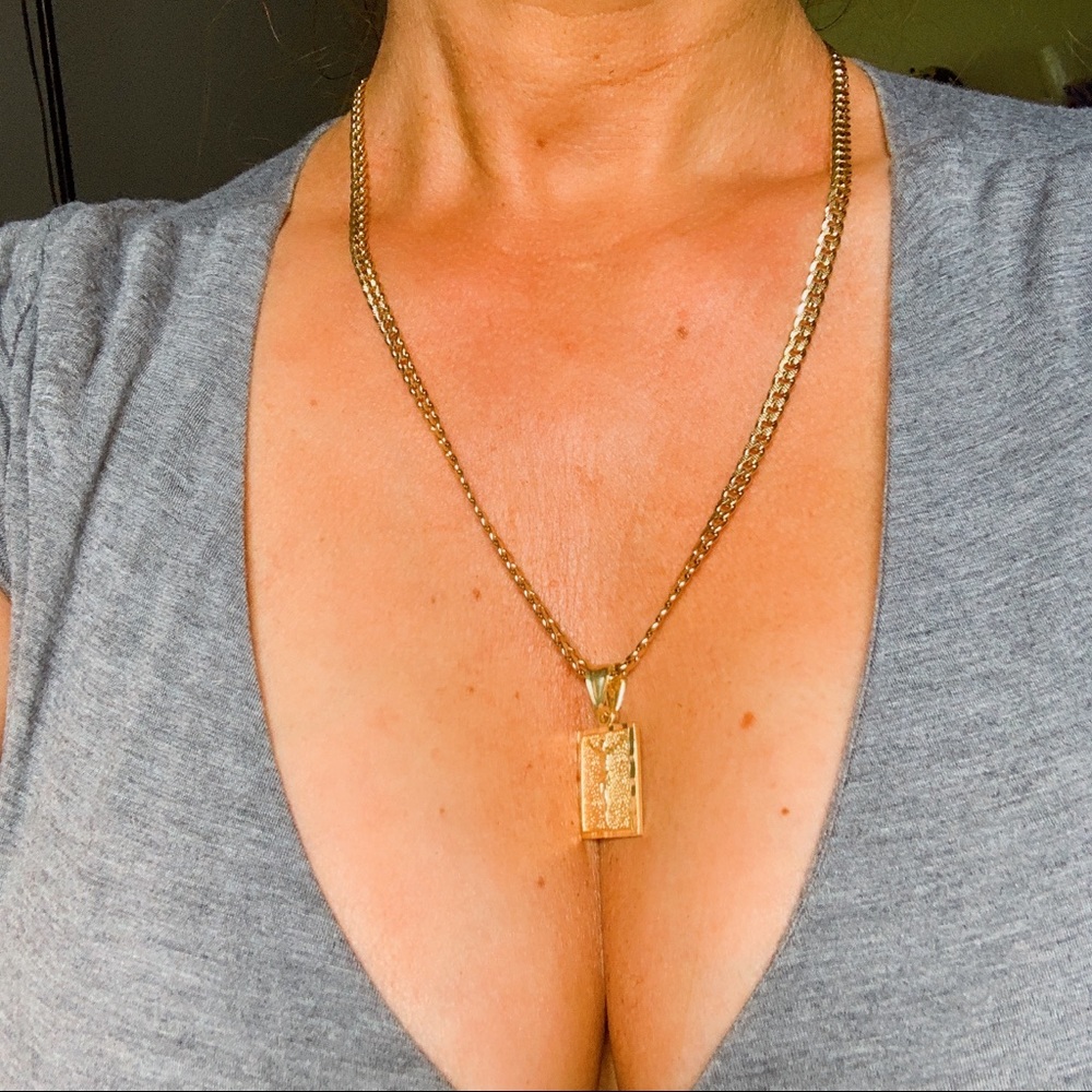 BEAUTIFUL GOLD NECKLACE